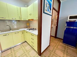 Spacious Beachside Flat With Terrace