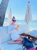 Miracle BeachClub Lux Sunbed&free credit