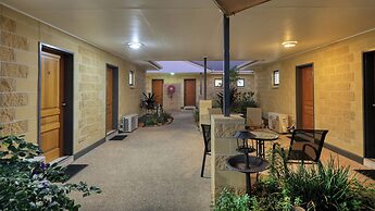 Emerald Gardens Motel and Apartments