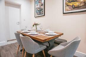 Gloucester-5 Bed Home for Work & Leisure