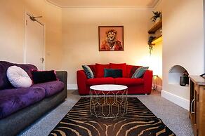 Gloucester-5 Bed Home for Work & Leisure