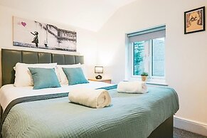Gloucester-5 Bed Home for Work & Leisure