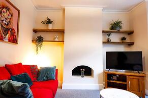 Gloucester-5 Bed Home for Work & Leisure