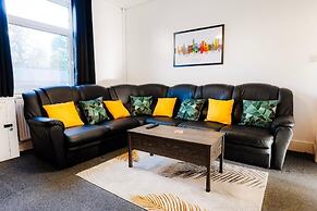 Gloucester-4 Bed Home for Work & Leisure