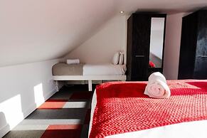 Gloucester-4 Bed Home for Work & Leisure