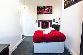 Gloucester-4 Bed Home for Work & Leisure