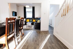 Gloucester-4 Bed Home for Work & Leisure
