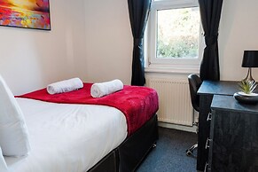 Gloucester-4 Bed Home for Work & Leisure