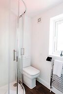 Gloucester-4 Bed Home for Work & Leisure