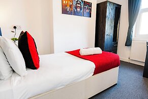 Gloucester-4 Bed Home for Work & Leisure