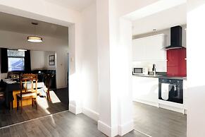 Gloucester-4 Bed Home for Work & Leisure