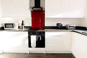 Gloucester-4 Bed Home for Work & Leisure