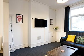 Gloucester-4 Bed Home for Work & Leisure