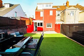 Gloucester-4 Bed Home for Work & Leisure