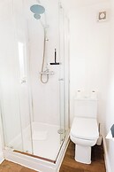 Gloucester-4 Bed Home for Work & Leisure