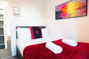 Gloucester-4 Bed Home for Work & Leisure