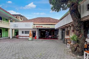 OYO 95140 Metro Guest House