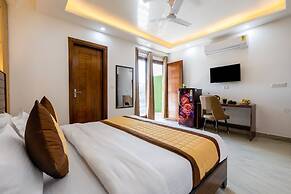 The Empire Hotel Near Dlf Golf course