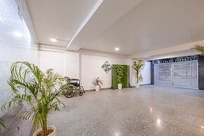 The Empire Hotel Near Dlf Golf course