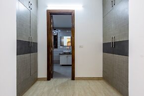 The Empire Hotel Near Dlf Golf course