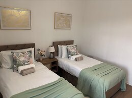 2 Bed - Sleeps 4 - Garden - Free Parking