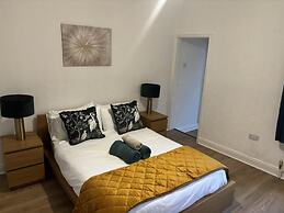 2 Bed - Sleeps 4 - Garden - Free Parking
