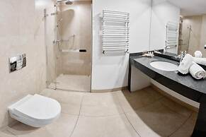 M Club Hotel