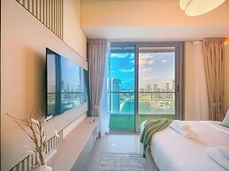 Sea View Retreat with Ain Dubai