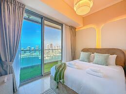 Sea View Retreat with Ain Dubai