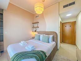 Sea View Retreat with Ain Dubai