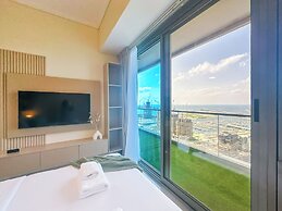 Sea View Retreat with Ain Dubai