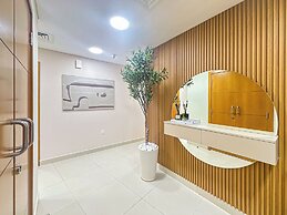 Sea View Retreat with Ain Dubai