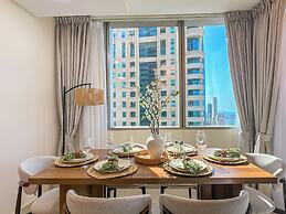 Sea View Retreat with Ain Dubai