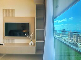 Sea View Retreat with Ain Dubai