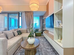 Sea View Retreat with Ain Dubai