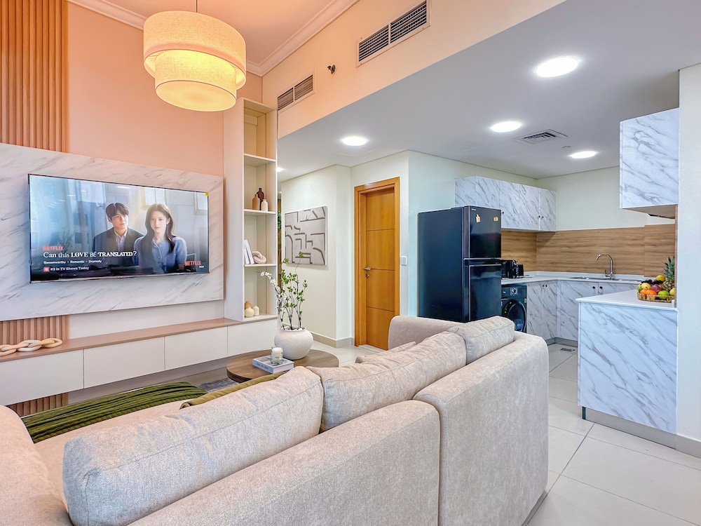 Sea View Retreat with Ain Dubai