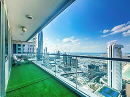 Sea View Retreat with Ain Dubai
