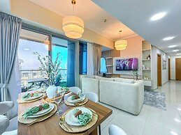 Sea View Retreat with Ain Dubai