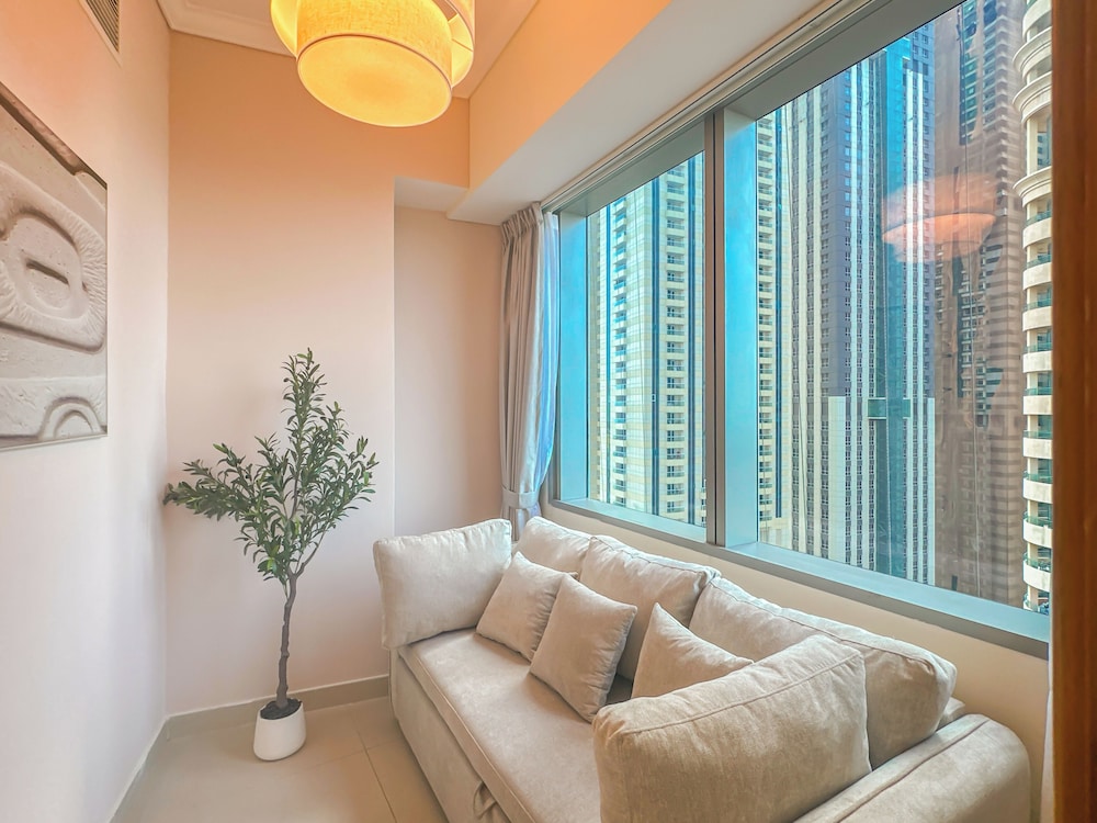 Sea View Retreat with Ain Dubai