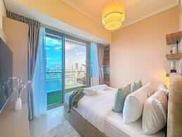 Sea View Retreat with Ain Dubai