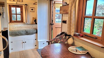 Plank Bridge Shepherds Hut in Orchard - Peaceful Escape for Two