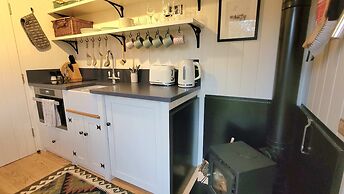 Plank Bridge Shepherds Hut in Orchard - Peaceful Escape for Two