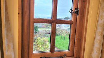 Plank Bridge Shepherds Hut in Orchard - Peaceful Escape for Two