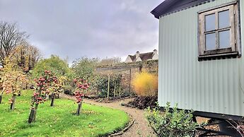 Plank Bridge Shepherds Hut in Orchard - Peaceful Escape for Two