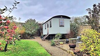 Plank Bridge Shepherds Hut in Orchard - Peaceful Escape for Two
