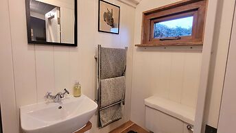 Plank Bridge Shepherds Hut in Orchard - Peaceful Escape for Two