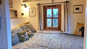 Plank Bridge Shepherds Hut in Orchard - Peaceful Escape for Two