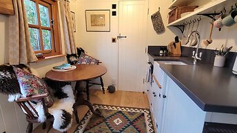 Plank Bridge Shepherds Hut in Orchard - Peaceful Escape for Two