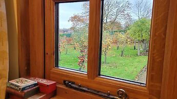 Plank Bridge Shepherds Hut in Orchard - Peaceful Escape for Two