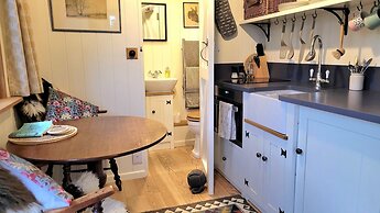 Plank Bridge Shepherds Hut in Orchard - Peaceful Escape for Two